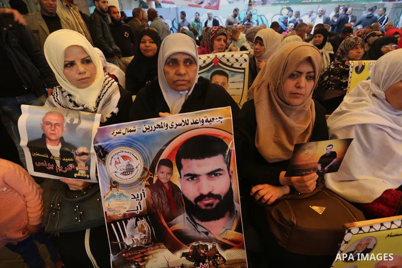 Palestinians take part in a protest demanding release the prisoners in Israeli jails, in front of Red cross office, in Gaza city, on April 4, 2016. Photo by Mohammed Asad
