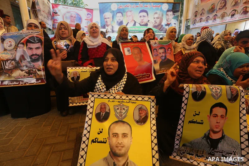 Palestinians take part in a protest demanding release the prisoners in Israeli jails, in front of Red cross office, in Gaza city, on April 4, 2016. Photo by Mohammed Asad