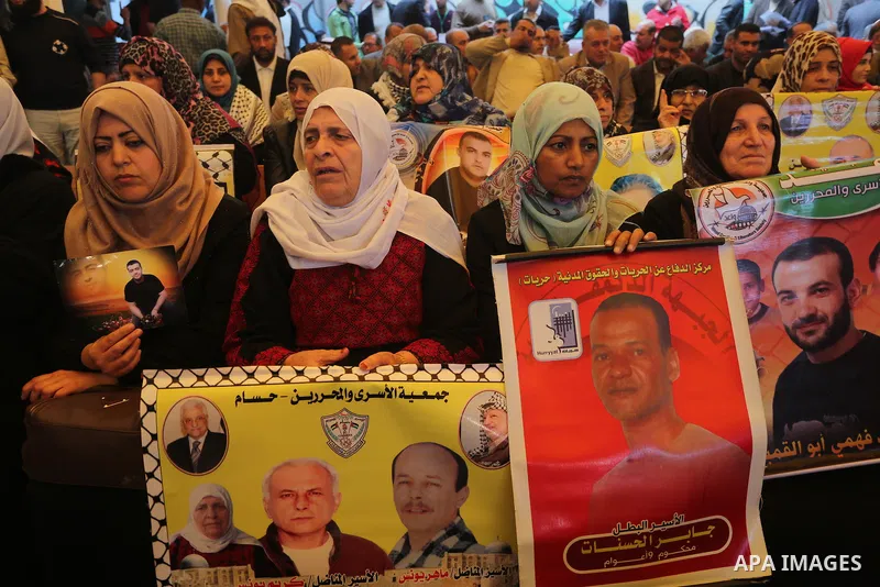 Palestinians take part in a protest demanding release the prisoners in Israeli jails, in front of Red cross office, in Gaza city, on April 4, 2016. Photo by Mohammed Asad