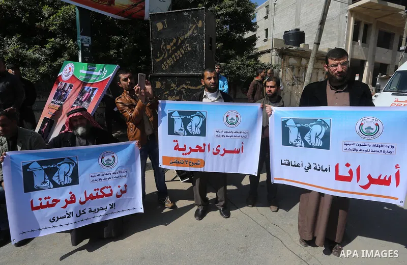 Palestinians take part in a protest demanding release the prisoners in Israeli jails, in front of Red cross office, in Gaza city, on April 4, 2016. Photo by Mohammed Asad