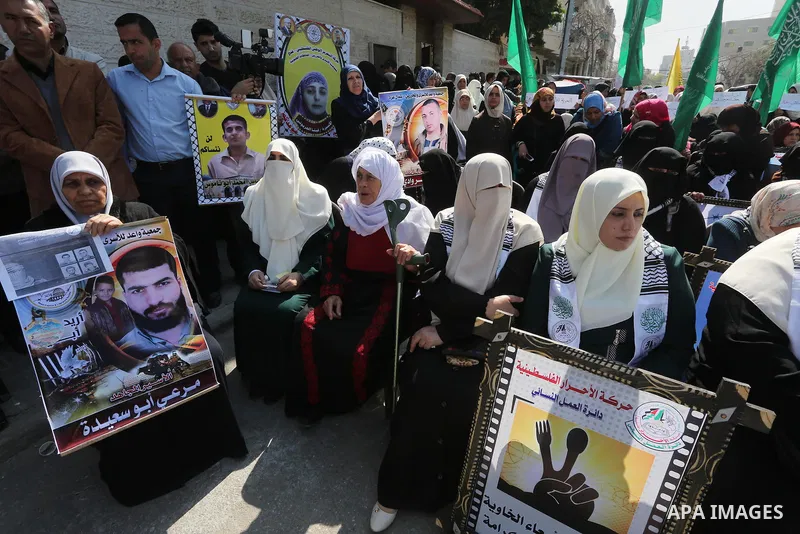 Palestinians take part in a protest demanding release the prisoners in Israeli jails, in front of Red cross office, in Gaza city, on April 4, 2016. Photo by Mohammed Asad