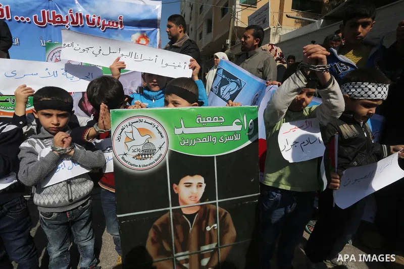 Palestinians take part in a protest demanding release the prisoners in Israeli jails, in front of Red cross office, in Gaza city, on April 4, 2016. Photo by Mohammed Asad