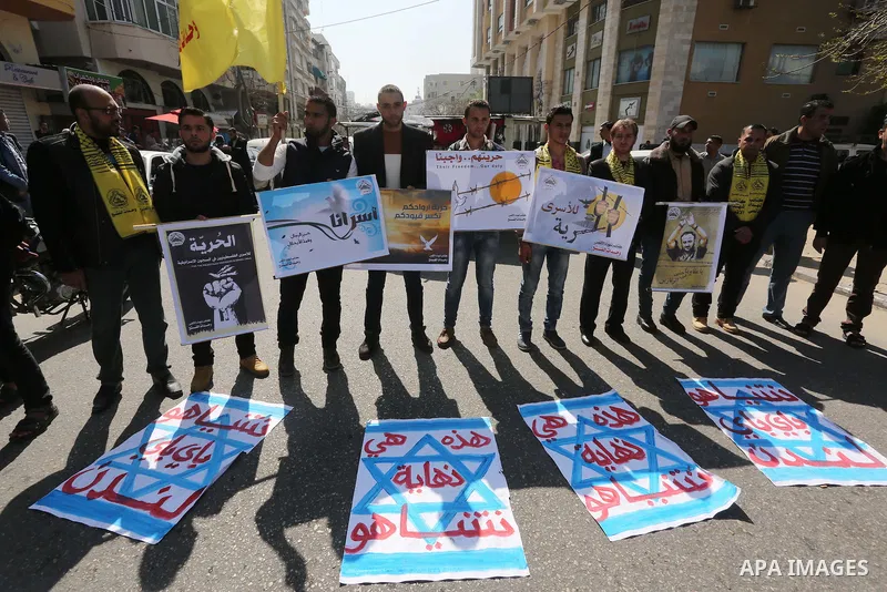 Palestinians take part in a protest demanding release the prisoners in Israeli jails, in front of Red cross office, in Gaza city, on April 4, 2016. Photo by Mohammed Asad