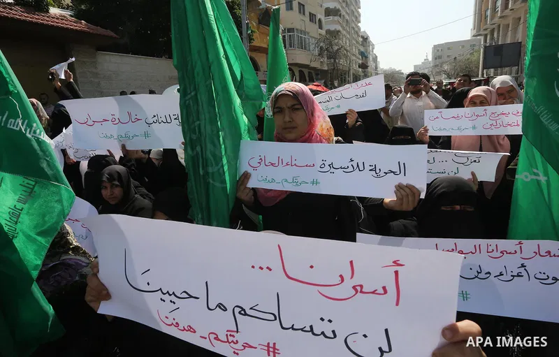 Palestinians take part in a protest demanding release the prisoners in Israeli jails, in front of Red cross office, in Gaza city, on April 4, 2016. Photo by Mohammed Asad