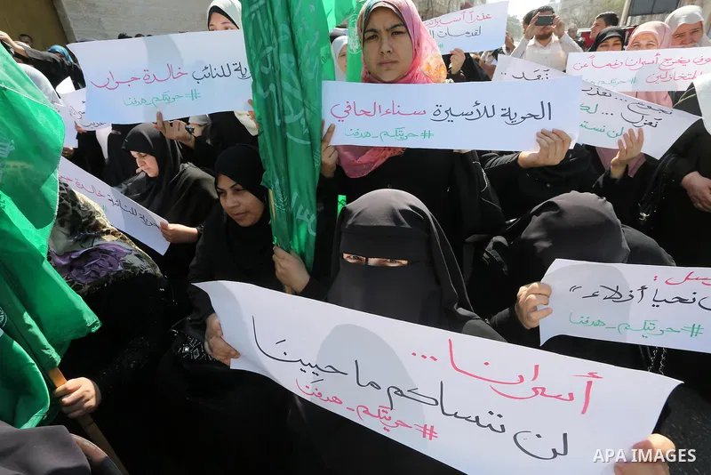 Palestinians take part in a protest demanding release the prisoners in Israeli jails, in front of Red cross office, in Gaza city, on April 4, 2016. Photo by Mohammed Asad
