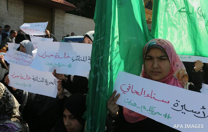Palestinians take part in a protest demanding release the prisoners in Israeli jails, in front of Red cross office, in Gaza city, on April 4, 2016. Photo by Mohammed Asad