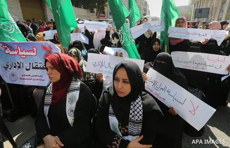 Palestinians take part in a protest demanding release the prisoners in Israeli jails, in front of Red cross office, in Gaza city, on April 4, 2016. Photo by Mohammed Asad
