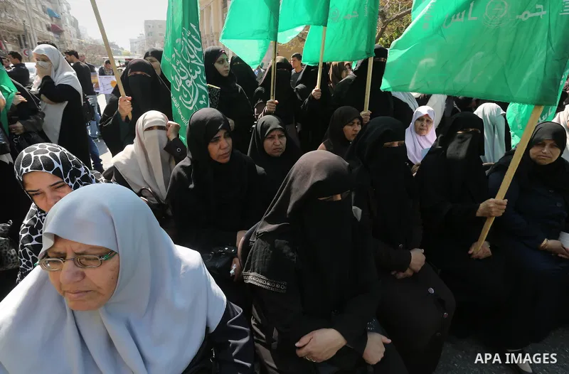 Palestinians take part in a protest demanding release the prisoners in Israeli jails, in front of Red cross office, in Gaza city, on April 4, 2016. Photo by Mohammed Asad
