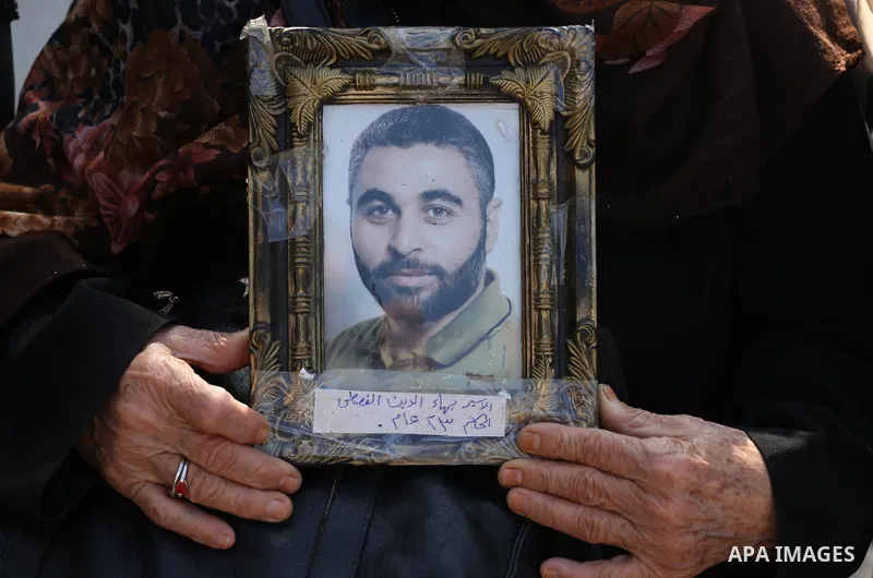 Palestinians take part in a protest demanding release the prisoners in Israeli jails, in front of Red cross office, in Gaza city, on April 4, 2016. Photo by Mohammed Asad