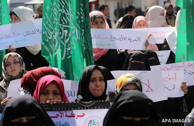 Palestinians take part in a protest demanding release the prisoners in Israeli jails, in front of Red cross office, in Gaza city, on April 4, 2016. Photo by Mohammed Asad
