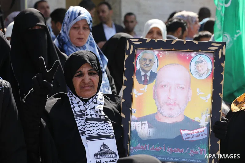 Palestinians take part in a protest demanding release the prisoners in Israeli jails, in front of Red cross office, in Gaza city, on April 4, 2016. Photo by Mohammed Asad