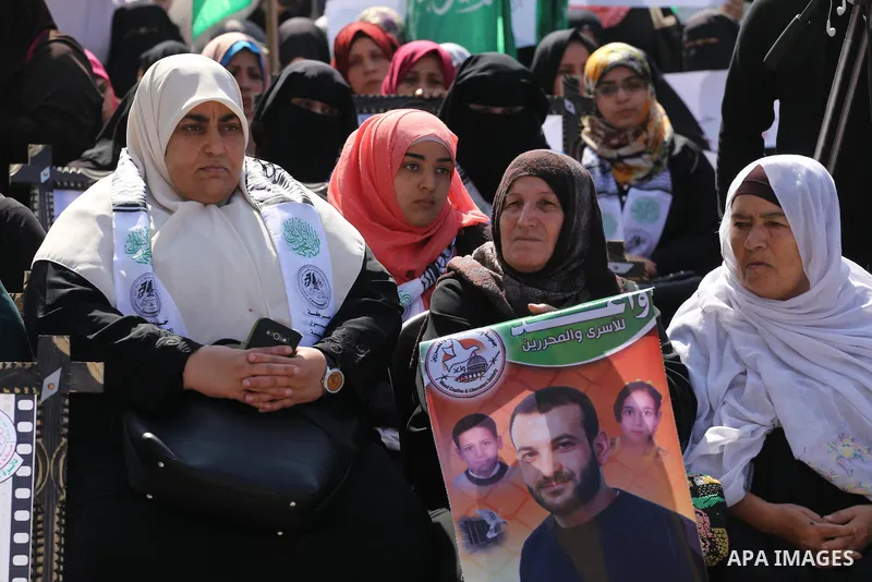 Palestinians take part in a protest demanding release the prisoners in Israeli jails, in front of Red cross office, in Gaza city, on April 4, 2016. Photo by Mohammed Asad