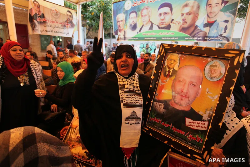 Palestinians take part in a protest demanding release the prisoners in Israeli jails, in front of Red cross office, in Gaza city, on April 4, 2016. Photo by Ashraf Amra