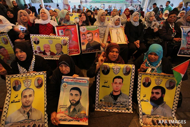 Palestinians take part in a protest demanding release the prisoners in Israeli jails, in front of Red cross office, in Gaza city, on April 4, 2016. Photo by Ashraf Amra