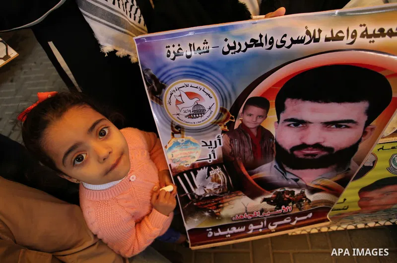 Palestinians take part in a protest demanding release the prisoners in Israeli jails, in front of Red cross office, in Gaza city, on April 4, 2016. Photo by Ashraf Amra