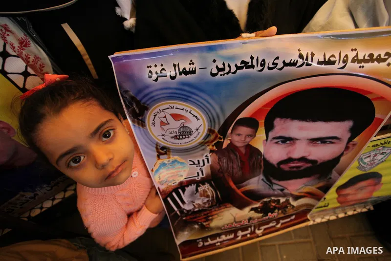 Palestinians take part in a protest demanding release the prisoners in Israeli jails, in front of Red cross office, in Gaza city, on April 4, 2016. Photo by Ashraf Amra