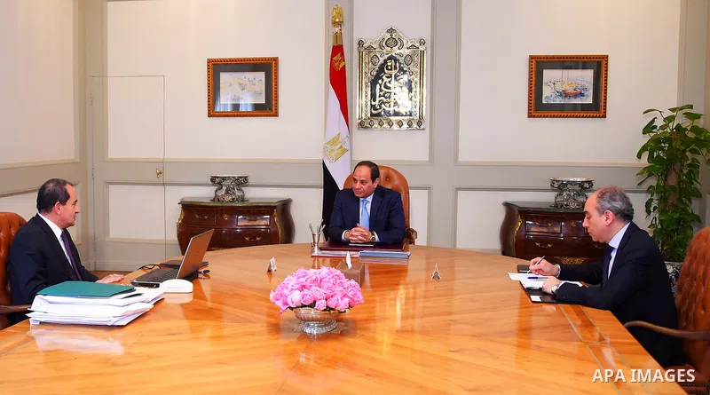 Egyptian President Abdel Fattah al-Sisi meets with Issam Fayed Minister of Agriculture in Cairo, Egypt, on April 04, 2016. Photo by Egyptian President Office