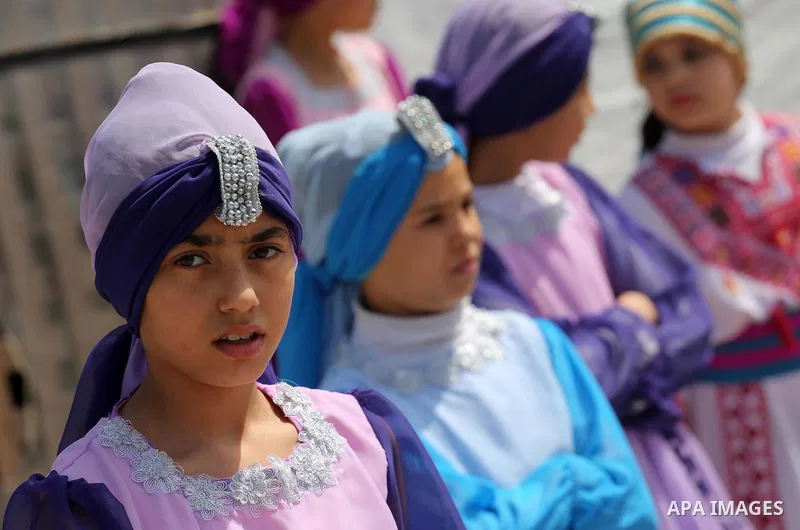 Palestinian children take part in a ceremony to mark Palestinian child day in Gaza seaport, on April 6, 2016. Photo by Mohammed Asad