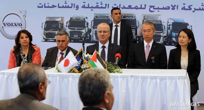 Palestinian Prime Minister, Rami Hamdallah, attends a ceremony of distribution of waste trucks, in the West Bank city of Ramallah, on April 7, 2016. Photo by Prime Minister Office