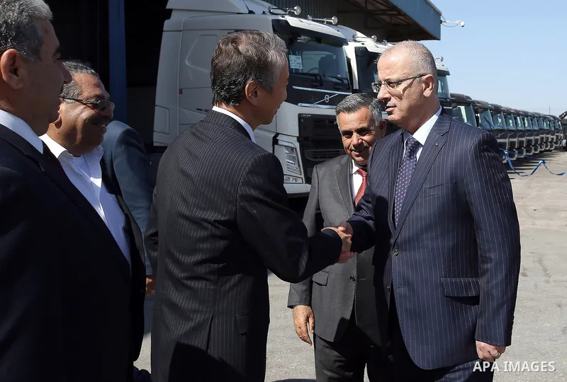 Palestinian Prime Minister, Rami Hamdallah, attends a ceremony of distribution of waste trucks, in the West Bank city of Ramallah, on April 7, 2016. Photo by Prime Minister Office