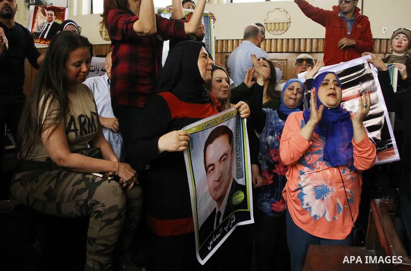 Supporters of former Egyptian president Hosni Mubarak shout slogans at the High Court where Mubarak's trial will take place, in Cairo, Egypt, April 7, 2016. Photo by Stranger