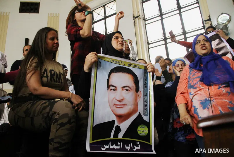 Supporters of former Egyptian president Hosni Mubarak shout slogans at the High Court where Mubarak's trial will take place, in Cairo, Egypt, April 7, 2016. Photo by Stranger
