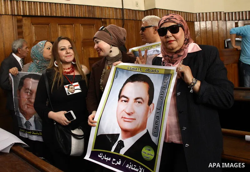 Supporters of former Egyptian president Hosni Mubarak shout slogans at the High Court where Mubarak's trial will take place, in Cairo, Egypt, April 7, 2016. Photo by Stranger