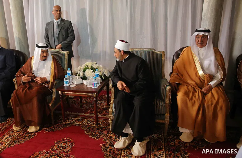 A handout picture made available by al-Azhar media center on April 9, 2016 shows the Grand Imam of al-Azhar Sheikh Ahmed al-Tayeb and Saudi King Salman bin Abdulaziz visiting the mosque at al-Azhar headquarters, the most...