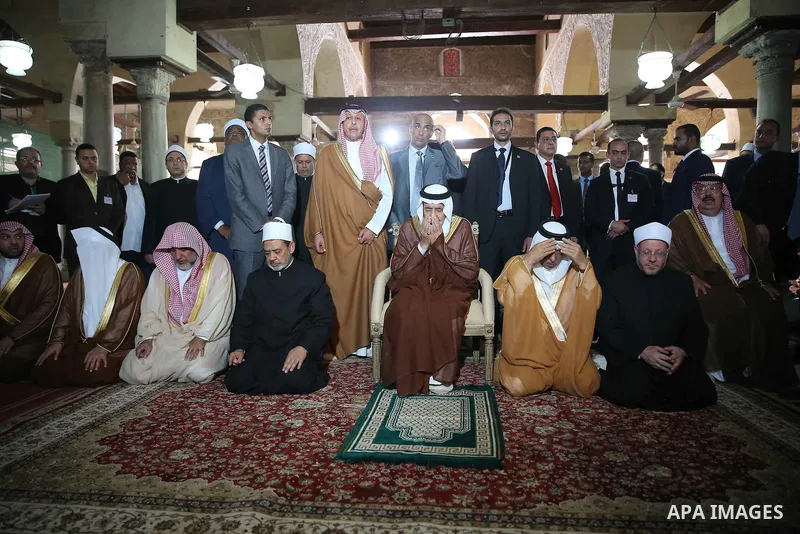 A handout picture made available by al-Azhar media center on April 9, 2016 shows the Grand Imam of al-Azhar Sheikh Ahmed al-Tayeb and Saudi King Salman bin Abdulaziz visiting the mosque at al-Azhar headquarters, the most...