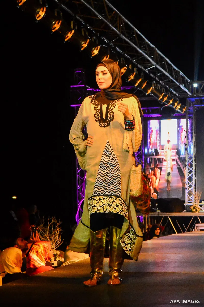 A model takes the catwalk wearing a design during a fashion show, in Cairo, Egypt, on April 9, 2016. Photo by Stringer