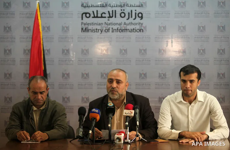 Deputy Minister of of Prisoners in Gaza, Bahaa al-Madhoun speaks during a press conference, in Gaza city, on April 10, 2016. Photo by Ashraf Amra
