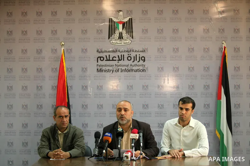 Deputy Minister of of Prisoners in Gaza, Bahaa al-Madhoun speaks during a press conference, in Gaza city, on April 10, 2016. Photo by Ashraf Amra