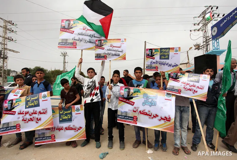 Palestinians take part during a protest demanding release the prisoners in Israeli jails at the Erez crossing checkpoint in the northern Gaza Strip on April 10, 2016. Photo by Ashraf Amra