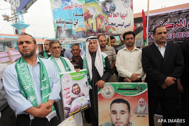 Palestinians take part during a protest demanding release the prisoners in Israeli jails at the Erez crossing checkpoint in the northern Gaza Strip on April 10, 2016. Photo by Ashraf Amra