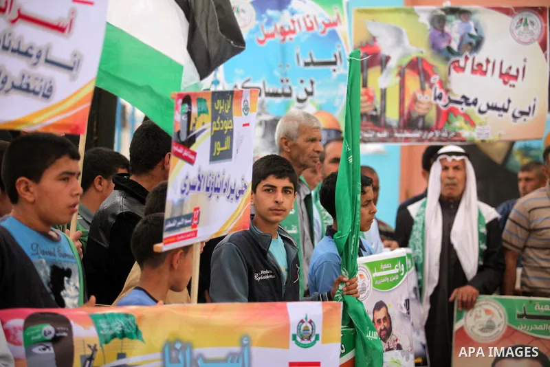 Palestinians take part during a protest demanding release the prisoners in Israeli jails at the Erez crossing checkpoint in the northern Gaza Strip on April 10, 2016. Photo by Ashraf Amra