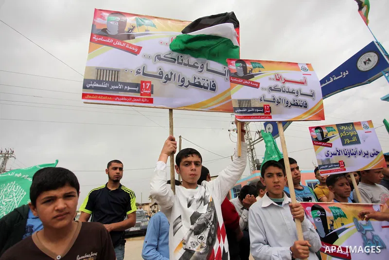 Palestinians take part during a protest demanding release the prisoners in Israeli jails at the Erez crossing checkpoint in the northern Gaza Strip on April 10, 2016. Photo by Ashraf Amra