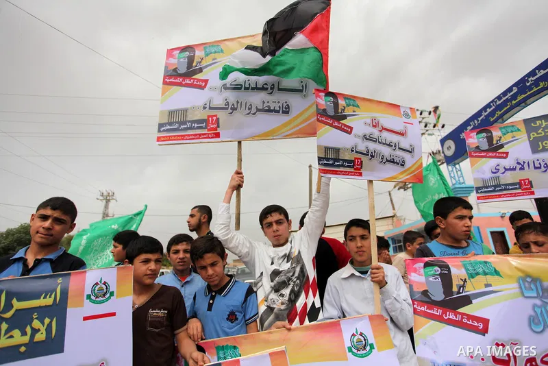 Palestinians take part during a protest demanding release the prisoners in Israeli jails at the Erez crossing checkpoint in the northern Gaza Strip on April 10, 2016. Photo by Ashraf Amra