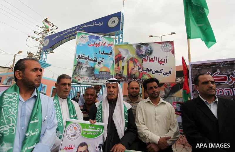 Palestinians take part during a protest demanding release the prisoners in Israeli jails at the Erez crossing checkpoint in the northern Gaza Strip on April 10, 2016. Photo by Ashraf Amra