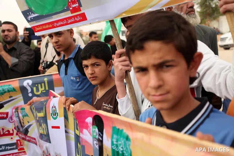Palestinians take part during a protest demanding release the prisoners in Israeli jails at the Erez crossing checkpoint in the northern Gaza Strip on April 10, 2016. Photo by Ashraf Amra