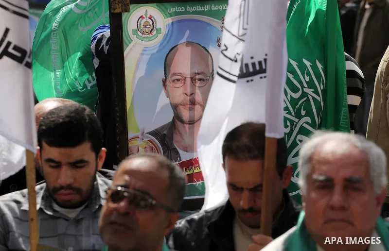Palestinians take part during a protest to show solidarity with Al-Aqsa mosque and Palestinians in the West Bank occupied, in front of Red cross office, in Gaza city, on April 11, 2016. Photo by Mohammed Asad