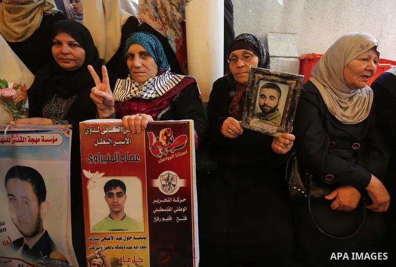 Palestinians take part in a protest demanding release the prisoners in Israeli jails, in front of Red cross office, in Gaza city, on April 11, 2016. Photo by Mohammed Asad