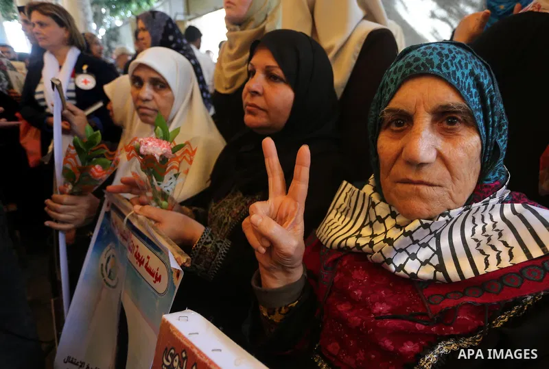 Palestinians take part in a protest demanding release the prisoners in Israeli jails, in front of Red cross office, in Gaza city, on April 11, 2016. Photo by Mohammed Asad