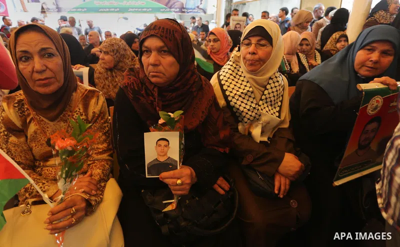 Palestinians take part in a protest demanding release the prisoners in Israeli jails, in front of Red cross office, in Gaza city, on April 11, 2016. Photo by Mohammed Asad