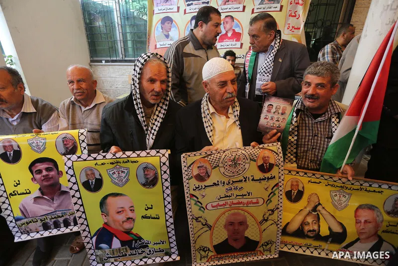 Palestinians take part in a protest demanding release the prisoners in Israeli jails, in front of Red cross office, in Gaza city, on April 11, 2016. Photo by Mohammed Asad