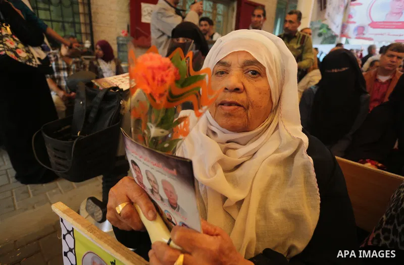 Palestinians take part in a protest demanding release the prisoners in Israeli jails, in front of Red cross office, in Gaza city, on April 11, 2016. Photo by Mohammed Asad
