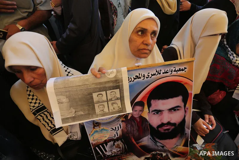 Palestinians take part in a protest demanding release the prisoners in Israeli jails, in front of Red cross office, in Gaza city, on April 11, 2016. Photo by Mohammed Asad
