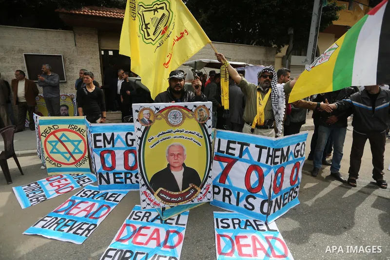 Palestinians take part in a protest demanding release the prisoners in Israeli jails, in front of Red cross office, in Gaza city, on April 11, 2016. Photo by Mohammed Asad