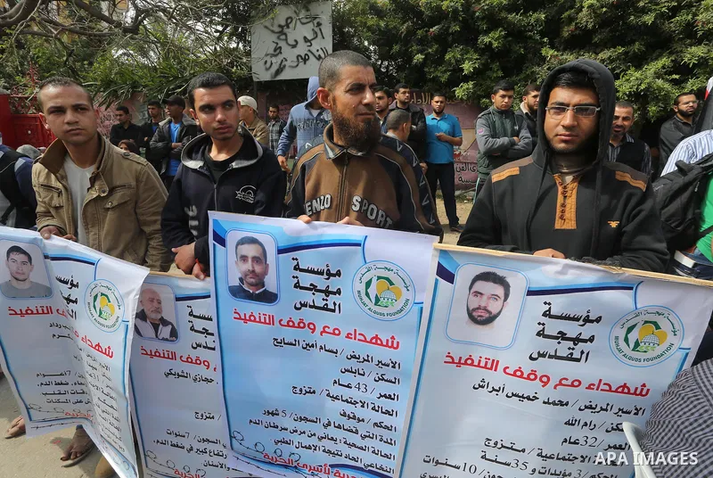 Palestinians take part during a protest to show solidarity with Al-Aqsa mosque and Palestinians in the West Bank occupied, in front of Red cross office, in Gaza city, on April 11, 2016. Photo by Mohammed Asad