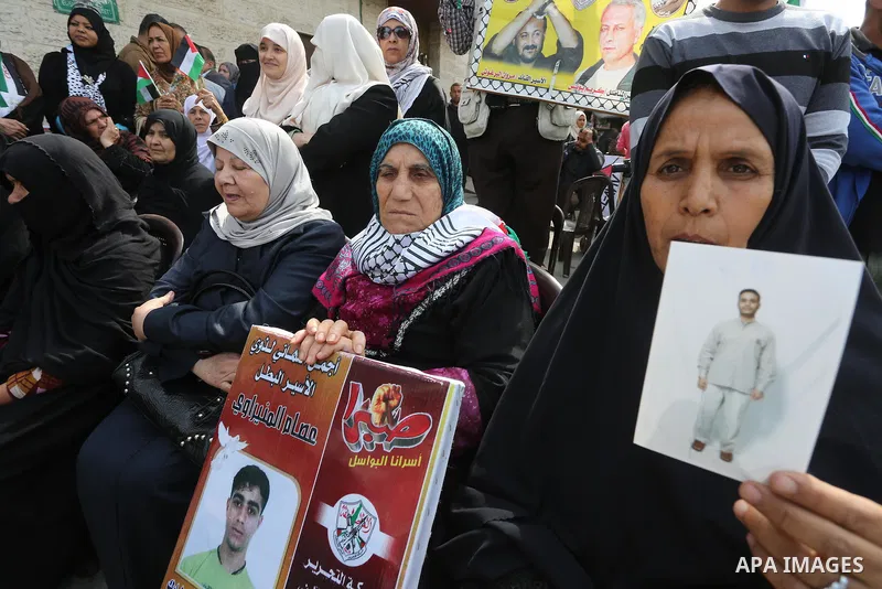 Palestinians take part in a protest demanding release the prisoners in Israeli jails, in front of Red cross office, in Gaza city, on April 11, 2016. Photo by Mohammed Asad