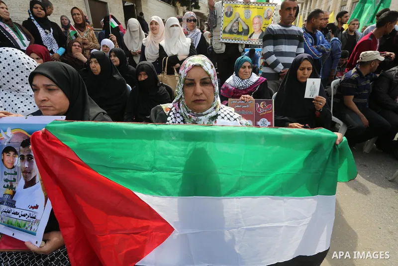 Palestinians take part in a protest demanding release the prisoners in Israeli jails, in front of Red cross office, in Gaza city, on April 11, 2016. Photo by Mohammed Asad